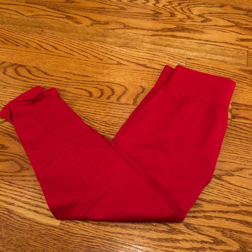 Fabletics Seamless Mid-Rise Capri in Toreador